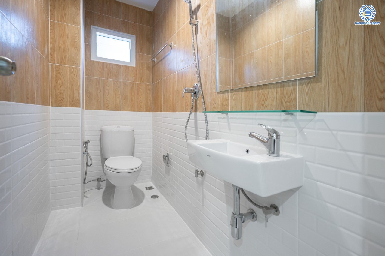 บ้านมือสองตกแต่งใหม่ หลักสี่แลนด์ ดอนเมือง บ้านแฝดหลังใหญ่ เนื้อที่ 35 ตร.ว. ฟังก์ชัน 3 ห้องนอน 2 ห้องน้ำจอดรถได้ 1 คัน บนทำเลดีที่สุด ใกล้สนามบินดอนเมือง ทางด่วน "ศรีสมาน" และรถไฟฟ้าสายสีแดง "สถานีการเคหะ"...